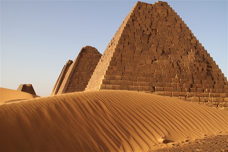Pyramidy jdou dobe viditelné u ze silnice, vede k nim asi 400 m dlouhá písená cesta.