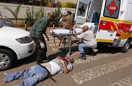 Nejmén devt lidí bylo zabito pi stelb v nákupním stedisku v keské metropoli Nairobi. 