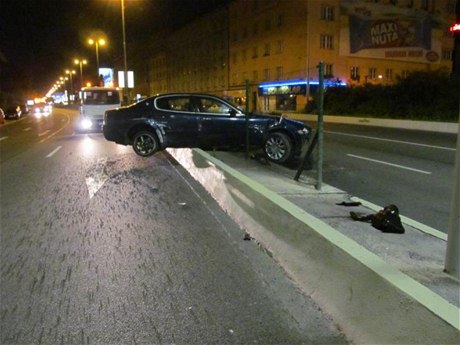 Na Nuselském most v Praze havaroval v noci sedmadvacetiletý idi vozidla tovární znaky Maserati. 