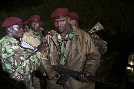 Hlídkující voják se zbraní poblí Westgateského nákupního centra v Nairobi.