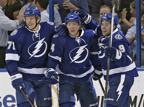 Hokejisté Tampy Bay Lightning (zleva) Ondej Palát, Richard Pánik a Tyler Johnson