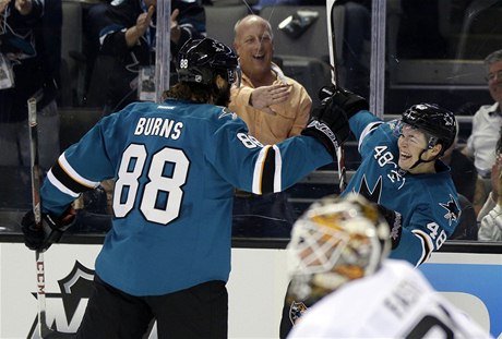 eský hokejista San José Sharks Tomá Hertl (vpravo) a jeho spoluhrá Brent Burns