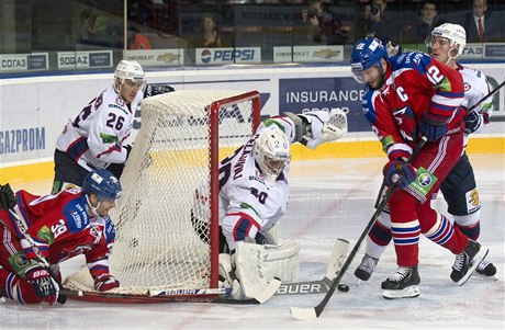 Lev Praha - Ninij Novgorod. Zleva Niko Kapanen z HC Lev Praha, Jarkko Immonen a Georgij Gelavili z Niného Novgorodu a Jií Novotný z HC Lev Praha