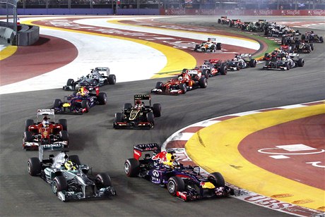 Velká cena Singapuru, vpedu je nmecký pilot Sebastian Vettel z Red Bull 