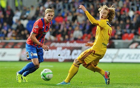 Viktoria Plze - Dukla Praha. Zleva Frantiek Rajtoral z domácí Viktorie a Matj Hanousek z Dukly