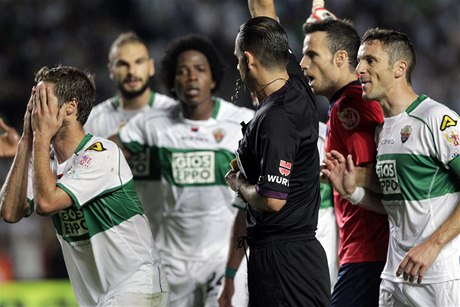 Fotbalisté Elche protestují proti výroku sudího