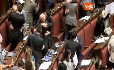 Poslanci se v italském parlamentu líbali za práva gay