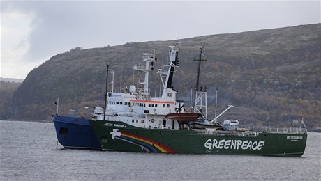 Lo Arctic Sunrise, z její paluby aktivisté Greenpeace pronikli na ruskou tební ploinu Prirazlomnaja 