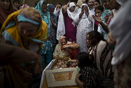 Pákistánci truchlí nad obmi bombového atentátu
