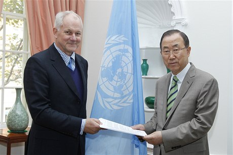 éf expertního týmu OSN Ake Sellström (vlevo) s generálním tajemníkem OSN Pan Ki-munem