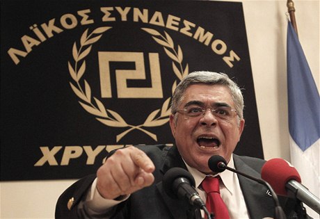 ecká policie zatkla éfa krajn pravicové parlamentní strany Zlatý úsvit Nikolaose Michaloliakose, který elí obvinní, e zformoval zloineckou organizaci. 