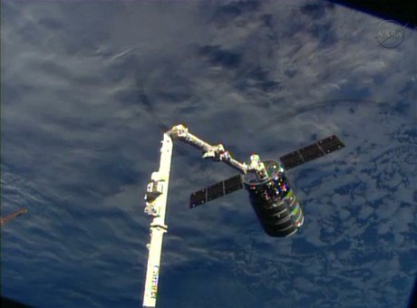 Komická nákladní lo Cygnus dnes jako historicky druhé kosmické plavidlo, které na obnou dráhu vyslala soukromá spolenost, dorazilo k Mezinárodní vesmírné stanici (ISS). 
