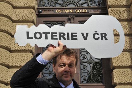 Petr Vrzá, donedávna jeden z nejvýe postavených mu v eském loterijním prmyslu, kandiduje za SPOZ.