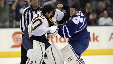 Toronto - Buffalo. Poprali se i gólmani Ryan Miller a Jonathan Bernier.