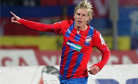 Rajtoral slaví branku do sít Jihlavy.