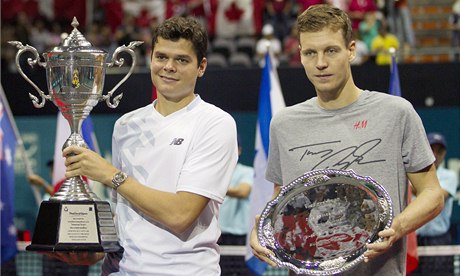 Berdych (vpravo) ve finále v Bangkoku prohrál. Titul slavil Raonic.