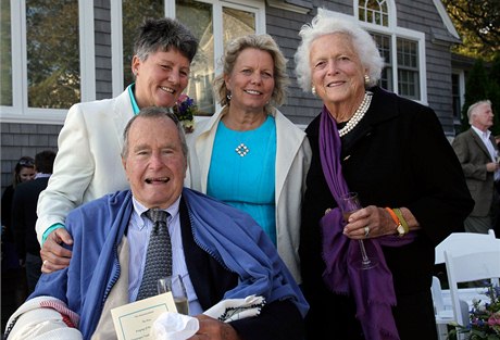 Bývalý americký prezident George Bush starí byl ve stedu svdkem na homosexuální svatb.