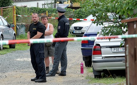 Policie zasahuje v rodinném dom v Tymákov na Plzesku, kde se loni stala dvojnásobná vrada. 