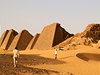 Pyramidy jdou dobe viditeln u ze silnice, vede k nim asi 400 m dlouh...