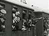 NEPOUÍVAT! Louení u vlaku. Mnozí se v roce 1938 vidli naposledy.