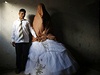 Palestintí novomanelé Ahmed (15) a Tala Soboh (14) v den jejich svatby.
