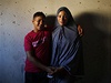 Ahmed a Tala Soboh pózují fotografovi v civilním obleení. Pár hodin nato se oba musí pipravit na slavnostní obad. 