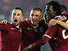 Sparta slaví gól v derby. Zleva Matjovský, Vácha a Costa.