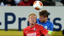 Fotbalista Liberce Radoslav Kováč (vpravo) a Mike Hanke z Freiburgu | na serveru Lidovky.cz | aktuální zprávy