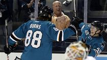 Český hokejista San José Sharks Tomáš Hertl (vpravo) a jeho spoluhráč Brent Burns | na serveru Lidovky.cz | aktuální zprávy