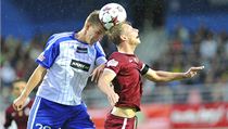 Znojmo - Sparta Praha. Znojemský obránce Josef Hnaníček (vlevo) a záložník Sparty Ladislav Krejčí | na serveru Lidovky.cz | aktuální zprávy
