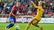 Viktoria Plzeň - Dukla Praha. Zleva František Rajtoral z domácí Viktorie a Matěj Hanousek z Dukly | na serveru Lidovky.cz | aktuální zprávy