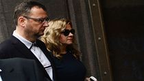 Jana Nagyová přichází v doprovodu Petra Nečase na policejní výslech | na serveru Lidovky.cz | aktuální zprávy
