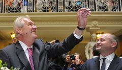 Prezident Milo Zeman (vlevo) zdraví 25. záí Brn zamstnance krajského úadu, kde zahájil tídenní návtvu Jihomoravského kraje. Vpravo je hejtman Michal Haek.