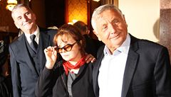 Reisér Jií Menzel (vpravo) a herci Libue afránková (druhá zprava) a Martin Huba (uprosted) na premiée Menzelova filmu Donajni, která se uskutenila 25. záí v praském Rudolfinu. 