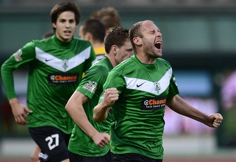 Dukla Praha - Jablonec. Obránce Dukly José Romera dává hlavikou gól brankái Jablonce Michalu pitovi