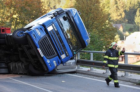 Cisterna se pevrátila na osobní auto