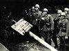 Pvodní znaení hraniního pásma muselo pry. Vojáci Wehrmachtu pózují o znaení hranic v Janovicích.