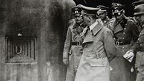 Adolf Hitler při prohlídce jednoho z objektů československého lehkého opevnění dne 6. října 1938. Jedná o mírně vlevo sešikmený objekt N1/30/A-180, který se dodnes nachází v severních Čechách poblíž silnice mezi obcí Chřibská a Česká Kamenice. | na serveru Lidovky.cz | aktuální zprávy