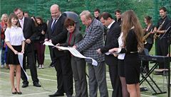 Ministr vnitra v demisi Martin Pecina pestihl slavnostní pásku u píleitosti otevení nového hit v areálu gymnázia Hladnov.