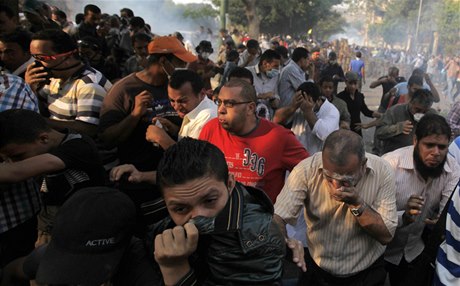 Stoupenci svreného prezidenta Muhammada Mursího prchají ped slzným plynem.