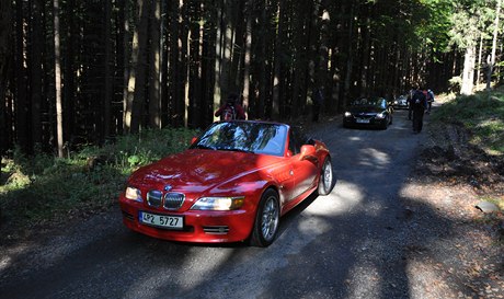 Do chránného umavského území vjela kolona luxusních BMW.