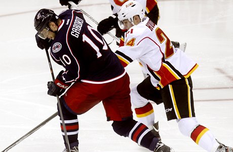 Hudler (vpravo) dostal svým gólem Calgary do vedení.