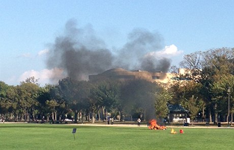 Ped National Mall se zapál mu.