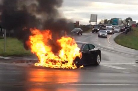 Na internetu se objevilo video s hoícím elektrickým vozem americké spolenosti Tesla.
