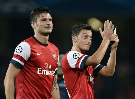 Fotbalista Arsenalu Olivier Giroud (levo) a jeho spoluhrá Mesut Özil