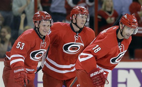 Radost hokejist Caroliny Hurricanes, zleva jsou Jeff Skinner, Riley Nash a Radek Dvoák 