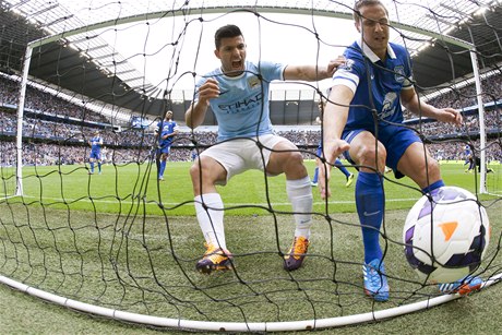 Fotbalista Manchesteru City Sergio Agüero (vlevo) a Philip Jagielka z Evertonu