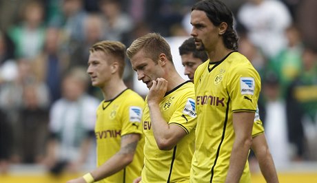 Fotbalisté Dortmundu, zleva Marco Reus, Jakub Baszczykowski a Neven Suboti