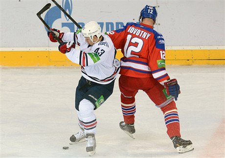 Lev Praha - Magnitogorsk. Jan Ková z Magnitogorsku (vlevo) a útoník Lva Jií Novotný