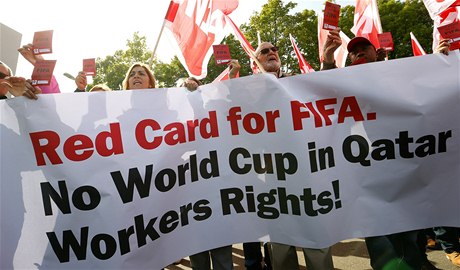 "ervená karta pro FIFA. NE Svtovému poháru v Kataru. Práva dlník!"